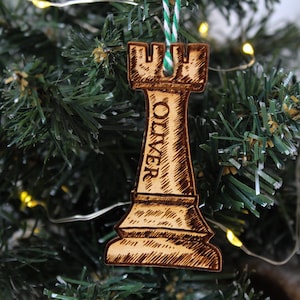 Pezzo di scacchi personalizzato Ornamento di Natale Gioco da tavolo Legno Bauble personalizzato Laser inciso Rustico Legno Nome personalizzato Decorazione irlandese