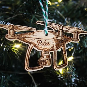 Personalizzato drone Ornamento di Natale in legno Personalizzato Bagattella Laser Incidere Nome in legno rustico Decorazione appassionato regalo hobby aereo al passaggio del mouse