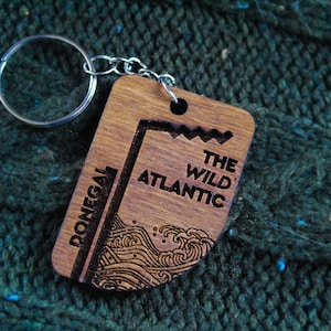 Llavero de madera de Donegal El salvaje regalo del Atlántico Costa de Irlanda Señal de madera pirograbado Playa del mar de Irlanda hecha a mano Regalo de surf Gaeilge