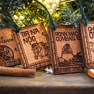 Ornamento dell'albero di Natale del folklore irlandese Set di libri di pallina di legno mitologia bambini di lir tir na nog a legna decorazione gaelico irlandese