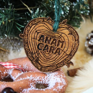 Anam Cara Ornement de Noël Boule de bois Festive Rustique Fait à la main Bois Irlande Pyrographie Décoration d’arbre gaélique âme amie compagnon celtique