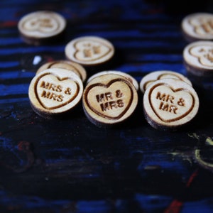 Liebe Herzen Holz Hochzeitstisch Konfetti rustikal Rustikal Holz Mr Mrs Laser cut Deko Streusäckchen kleine schrullige niedliche Süßigkeiten Gay Hochzeit