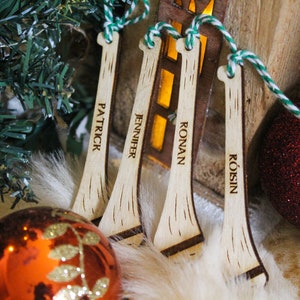 Gepersonaliseerde Hurl Christmas Ornament Hurling Camogie Wood Custom Bauble Laser Graveren Rustieke Houten Naam Gepersonaliseerde Boomdecoratie Iers afbeelding 4