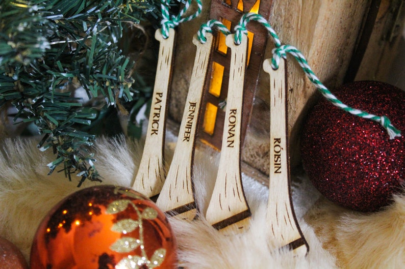 Gepersonaliseerde Hurl Christmas Ornament Hurling Camogie Wood Custom Bauble Laser Graveren Rustieke Houten Naam Gepersonaliseerde Boomdecoratie Iers afbeelding 4