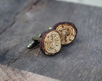 Little Log Slice Manchetknopen Hout Handgemaakte Laser Gegraveerd Unieke Ongebruikelijke Rustieke Bruiloft Accessoire Nature Lover Tree Boho Adventure Tree Slice