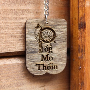 Póg mo thóin Holz Schlüsselring Geschenk Irelaand lustiger Slang eire altes Holz Brennen Pyrografie Handgemacht Irish Northern Ireland Geschenk Gaeilge