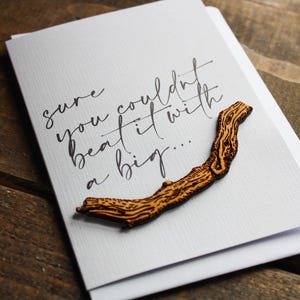 Seguro que no podrías superarlo con un gran palo. Adorno de madera con forma de tarjeta. Madera. Hecho a mano. Humor irlandés. Compromiso. Aniversario. Boda. Aire libre. Naturaleza.
