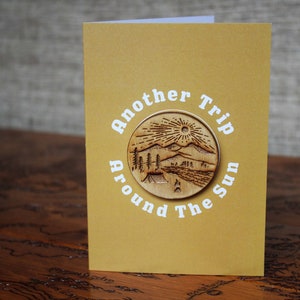 Grußkarte und Holz Magnet Geburtstagskarte Reise um Sonne Liebe Holz handgemachte Pyrographie Abenteuer einzigartige Recycling-Türen Naturliebhaber