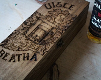 Uisce Beatha Drink Box whisky de madera Bebida de recuerdo Gaelic ireland Irish Gift Box regalo de cumpleaños para él Wood Pyrography Present Rustic