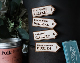 Señal de carretera irlandesa imanes de nevera de madera ubicación de regalo señal de carretera gaélico grabado personalizado Hecho a mano Irlanda del Norte ciudad de regalo condado