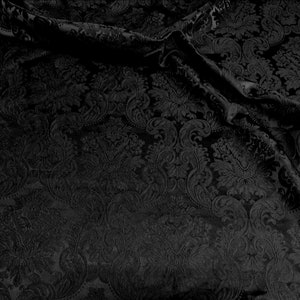 Tissu damassé jacquard brocart de couleur noir profond.