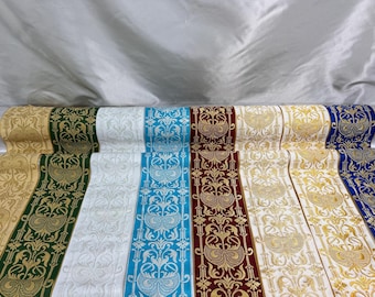 Puede incluir: Seis diferentes galones de tela con un patrón floral dorado y blanco. Los galones son de color verde, azul, rojo, blanco, dorado y azul.