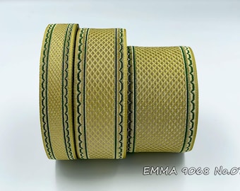 Puede incluir: Tres rollos de cinta de adorno dorada y verde. La cinta tiene un patrón de diamante y un borde festoneado.