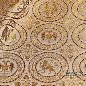 Pode incluir: Tecido creme com um padrão repetido de medalhões dourados ornamentados. Cada medalhão apresenta um design diferente de animal ou ave heráldica. O tecido tem uma aparência bordada detalhada, com um fundo floral.