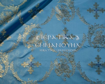 Liturgische gewaden: metallic jacquardbrokaat met rozen en kruisen.