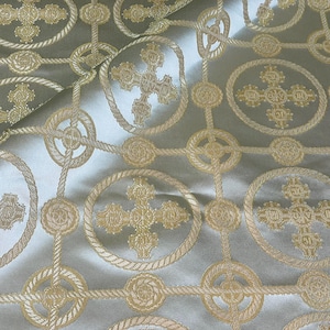 LAGERABSTAND -40% - 2,3 METER Griechischer weißer liturgischer Metallic Jacquard Brokat-Stoff mit hellgoldenen Kreuzen