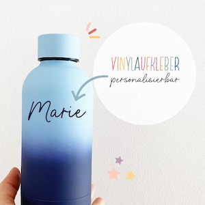 Könnte beinhalten: Eine blaue und marinefarbene Ombre-Wasserflasche mit einem weißen Vinyl-Aufkleber, auf dem "Marie" steht. Der Aufkleber ist personalisiert und kann mit jedem Namen angepasst werden. Die Flasche wird in einer Hand gehalten.