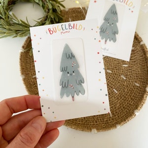 Könnte beinhalten: Eine weiße Karte mit dem Text "Bügelbild mini" und einer niedlichen Cartoon-Illustration eines blauen Weihnachtsbaums mit einem Zuckerstangen.