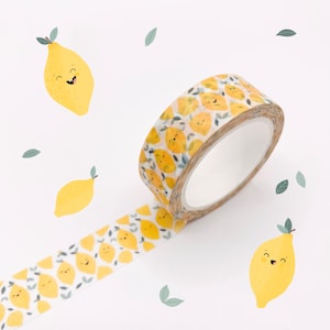 Pode incluir: Um rolo de fita adesiva decorativa com um padrão de limões amarelos sorridentes e folhas verdes. A fita está desenrolada, mostrando o padrão. Vários limões de desenho animado e folhas verdes estão espalhados em um fundo branco.