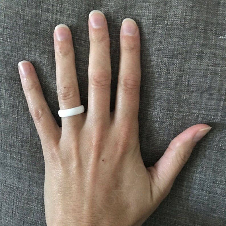 Alianza de boda de silicona para mujer de AERA Marca de anillos de silicona número uno en EE. UU. Joyería activa, atlética y para exteriores Anillo de boda de seguridad para mujer White