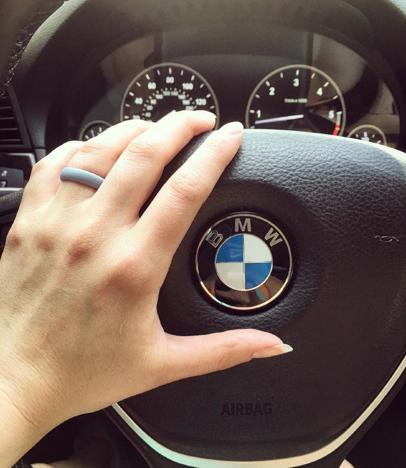 Alianza de boda de silicona para mujer de AERA Marca de anillos de silicona número uno en EE. UU. Joyería activa, atlética y para exteriores Anillo de boda de seguridad para mujer Gray