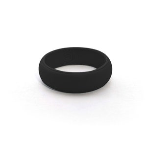 Op de afbeelding: Een zwarte siliconen ring met een subtiel reliëf.