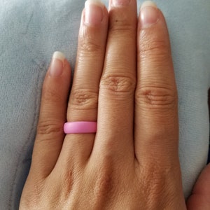 Alianza de boda de silicona para mujer de AERA Marca de anillos de silicona número uno en EE. UU. Joyería activa, atlética y para exteriores Anillo de boda de seguridad para mujer Pink