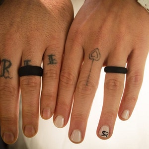 Alianza de boda de silicona para mujer de AERA Marca de anillos de silicona número uno en EE. UU. Joyería activa, atlética y para exteriores Anillo de boda de seguridad para mujer Black