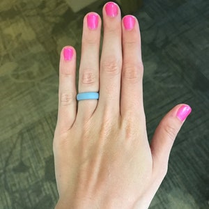 Alianza de boda de silicona para mujer de AERA Marca de anillos de silicona número uno en EE. UU. Joyería activa, atlética y para exteriores Anillo de boda de seguridad para mujer Sky Blue