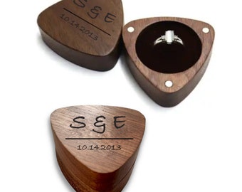 Caja de anillo de madera grabada personalizada para joyería - Regalo personalizado para él o ella - Caja personalizada para anillo de boda o compromiso - Se envía al día siguiente