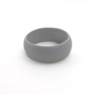 Puede incluir: Un anillo de silicona gris con la palabra "ERA" grabada en el interior.