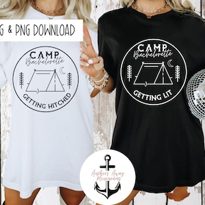 以下が含まれることがあります： キャンプをテーマにした白と黒のTシャツ2枚。白いTシャツには「Camp Bachelorette Getting Hitched」と書いてあり、黒いTシャツには「Camp Bachelorette Getting Lit」と書いてあります。両方のTシャツにはテントと木が描かれています。