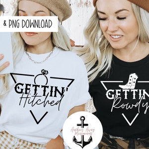 Könnte beinhalten: Zwei Frauen tragen passende T-Shirts. Eines ist weiß mit einem Diamantring-Motiv und dem Text "GETTIN' Hitched". Das andere ist schwarz mit einem Cowboy-Stiefel-Motiv und dem Text "GETTIN' Rowdy". Das Bild enthält den Text "SVG & PNG DOWNLOAD".