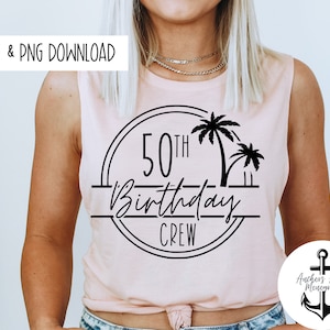 Könnte beinhalten: Ein rosa Tanktop mit einem schwarzen Kreisdesign, auf dem "50th Birthday Crew" mit Palmen steht. Das Design befindet sich in einem Kreis mit doppeltem Umriss.