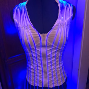 Moda de fibra óptica para mujer blanca