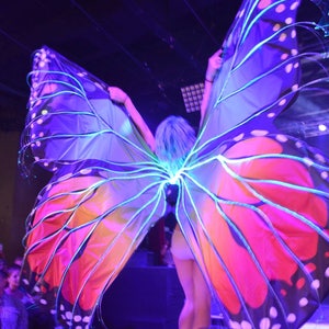 Capa de alas de mariposa monarca LED de fibra óptica arcoíris