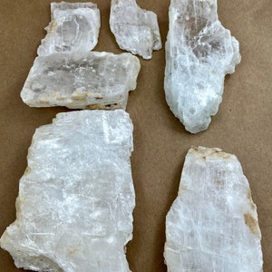 2 libbre, lotto di 6 cristalli di selenite, guarigione, energie purificanti, naturali dal New Mexico, sacchetto A