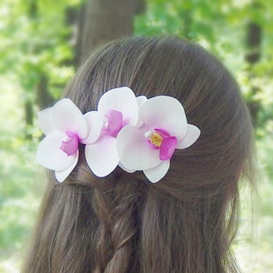 Tropical wedding headpiece White orchid flower hair comb Beach party hair clip Hawaiian hair clip Bridal hair piece Floral hair pin