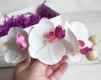 Peineta nupcial con flores tropicales y orquídea blanca