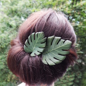 Monstera hair pins Tropical wedding hair piece Green leaves headpiece Greenery hair piece