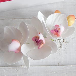 Flower hair clip Wedding hair accessory Bridal hair comb Floral head piece Orchid hairpiece Tropical wedding headpiece