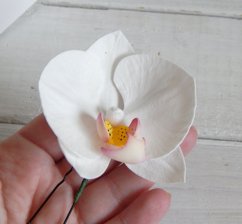 White orchid hair clip Wedding hair pin Tropical flower hair clip White hawaiian flower headpiece Hawaiian hair clip Beach wedding headpiece