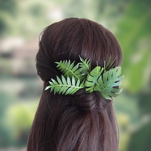 Tropical wedding hair piece Monstera hair comb Hawaiian hair clip Greenery headpiece