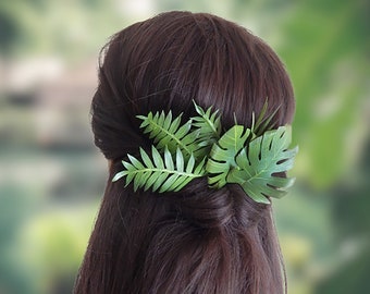 Tropical wedding hair piece Monstera hair comb Hawaiian hair clip Greenery headpiece