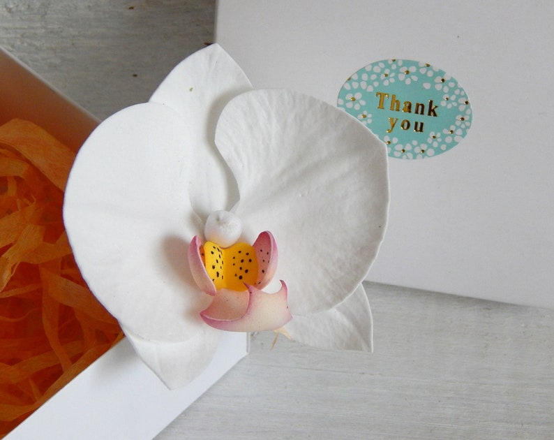 White orchid hair clip Wedding hair pin Tropical flower hair clip White hawaiian flower headpiece Hawaiian hair clip Beach wedding headpiece