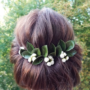 Greenery wedding hair pins Babys breath hair pins White gypsophila Green leaf hair pins Bridal hair piece Floral headpiece
