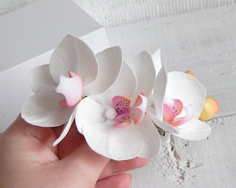 Vit orkidé hårkam Brudhårspänne med blommigt hår Tropiskt bröllopshuvudbonad Orkidé hårbonad Strandbröllopsfest Hawaiianskt huvudbonad
