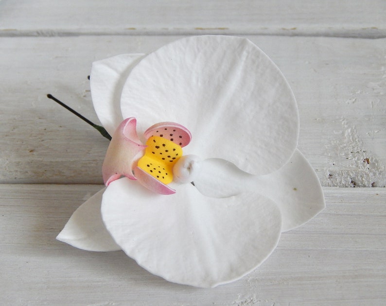 White orchid hair clip Wedding hair pin Tropical flower hair clip White hawaiian flower headpiece Hawaiian hair clip Beach wedding headpiece