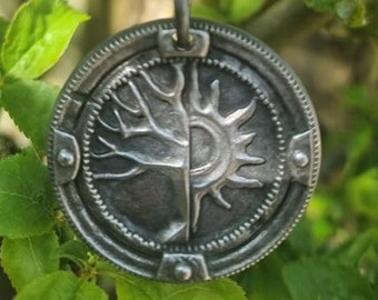 A Plague Tale: Innocence Family Crest Necklace version 3 