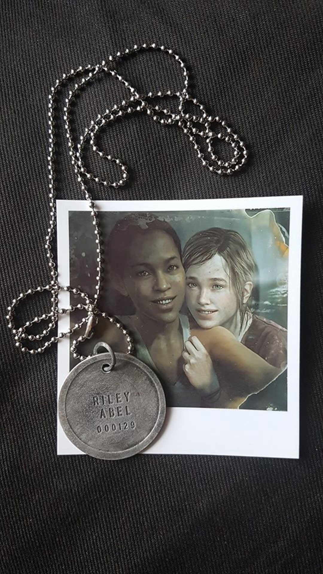 The Last of Us Le dogtag Firefly d'Abel Riley et le Polaroid d
